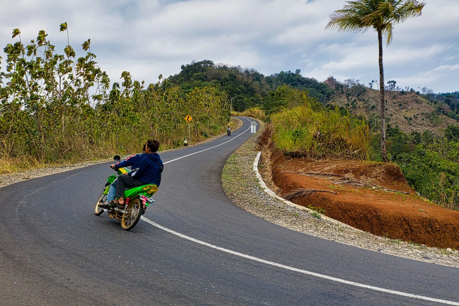 Motocycliste sur une route sinueuse, photographie d’illustration