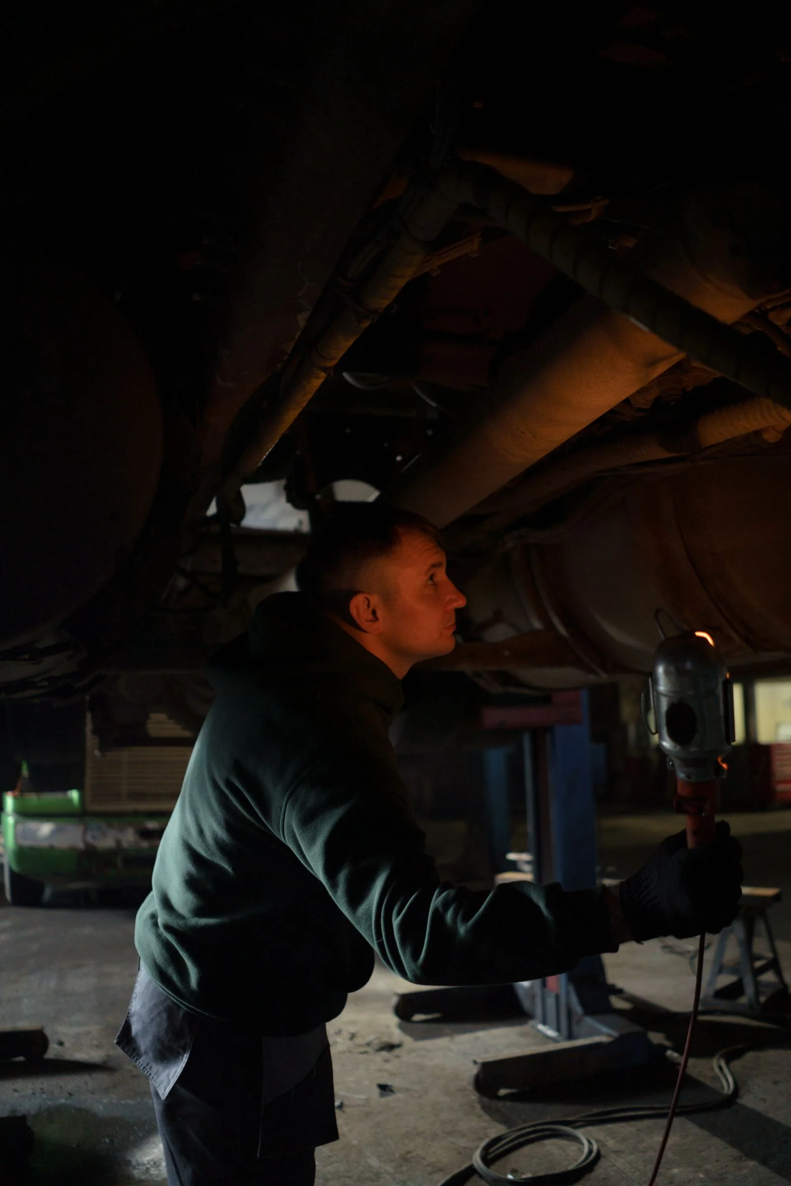 Intervention sous une voiture sur un pont, photographie d’illustration