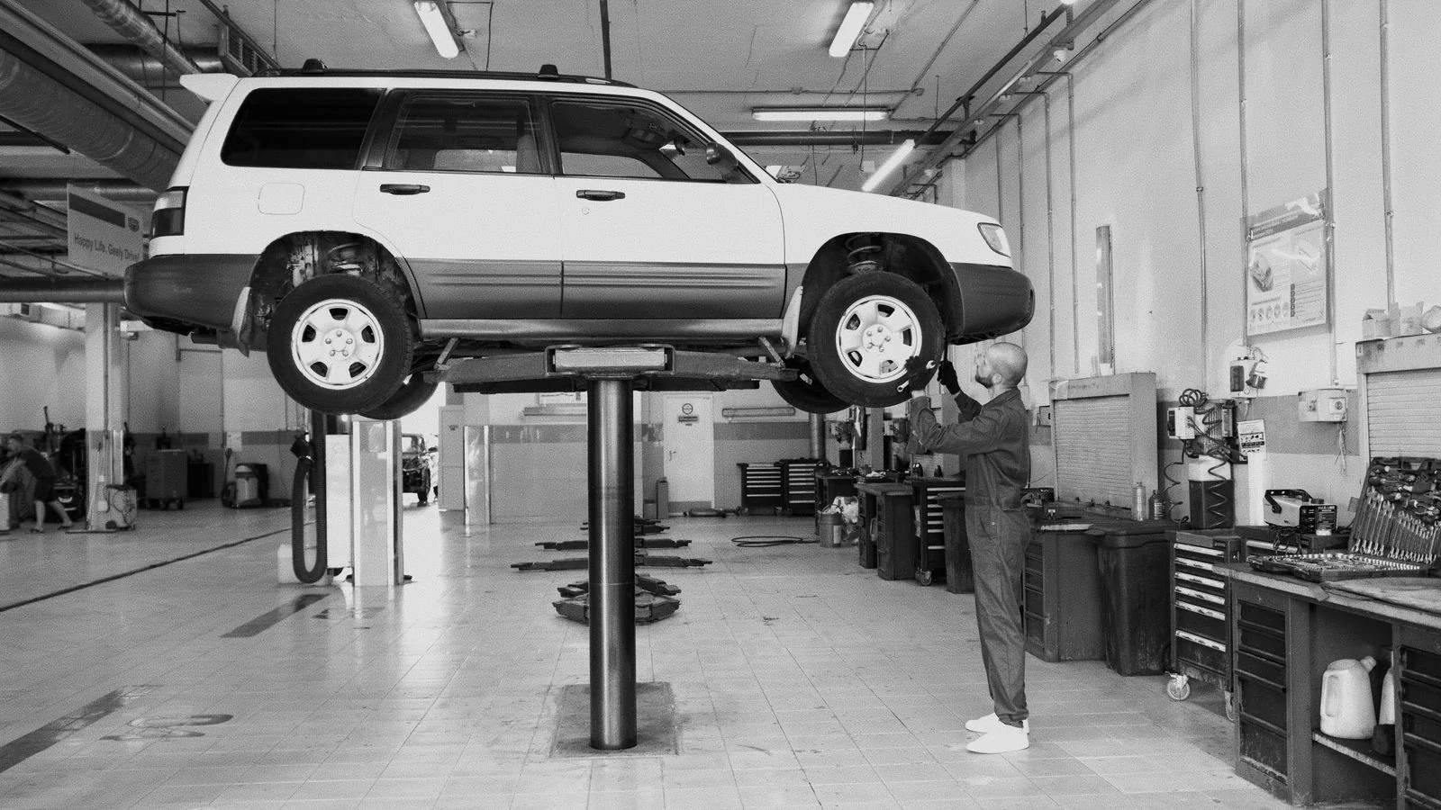 Voiture sur un pont dans un atelier, photographie d’illustration