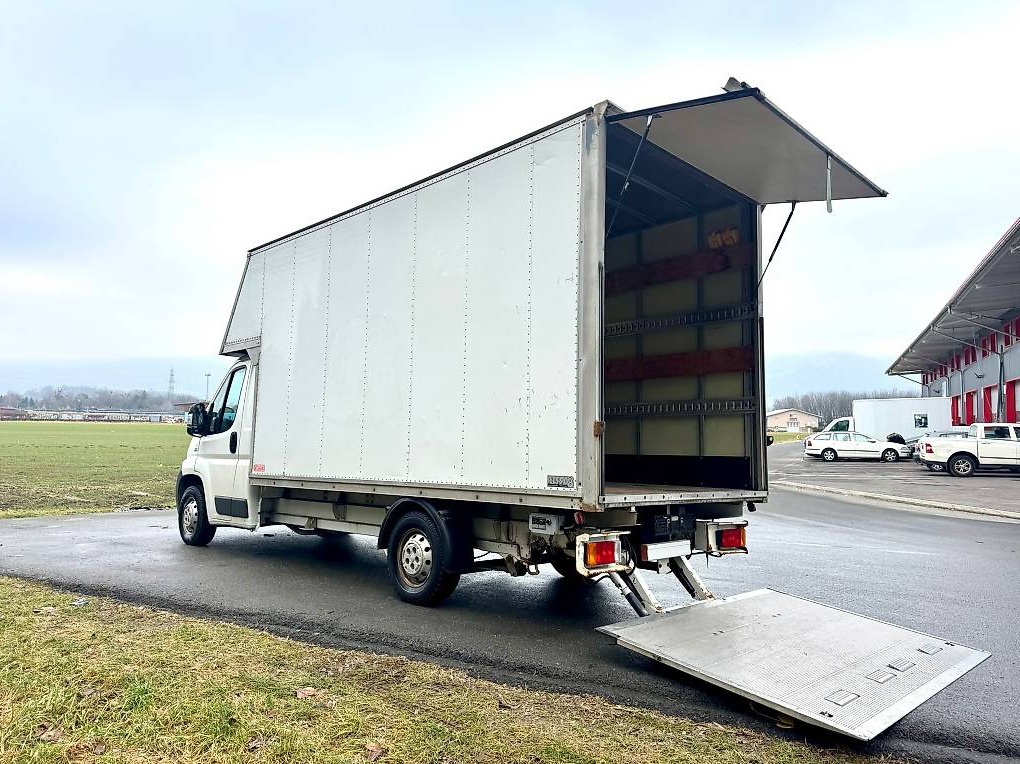 Camion avec hayon : comment choisir la bonne capacité de levage camion-avec-hayon