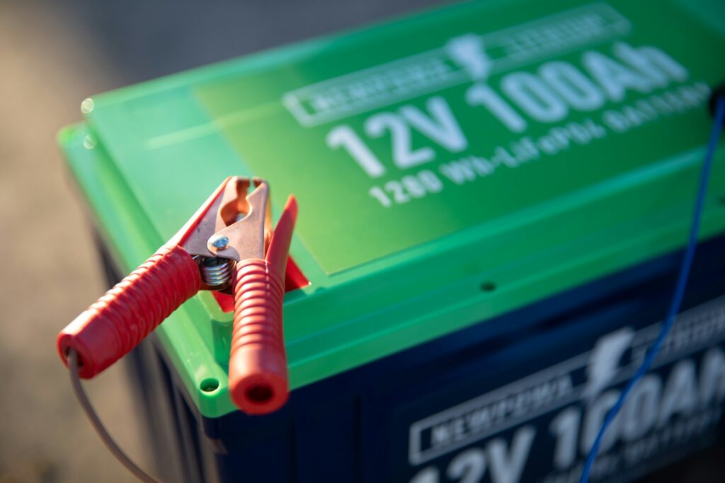 Recharger batterie voiture : méthode simple pour éviter les pannes
