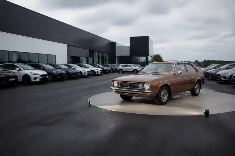 Une concession automobile en France présente une ancienne voiture american-motor-company, marquant la fin de sa production.