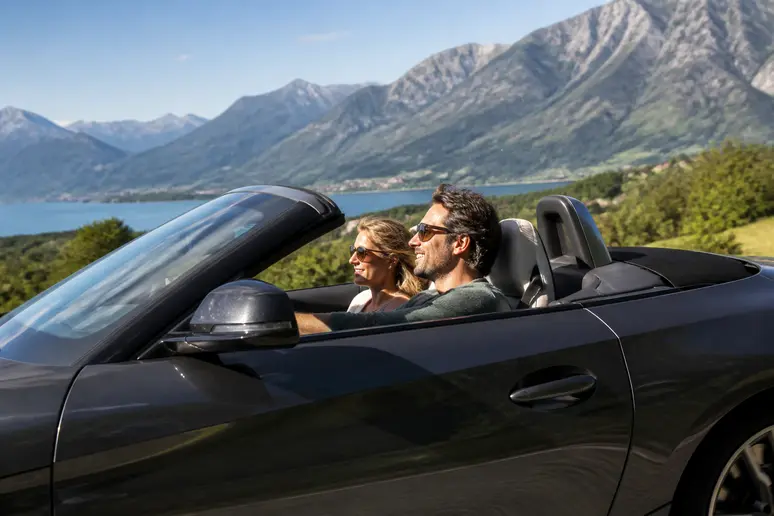 Couple français profitant d'un roadster emblématique, une BMW Z4, sur une route de campagne.