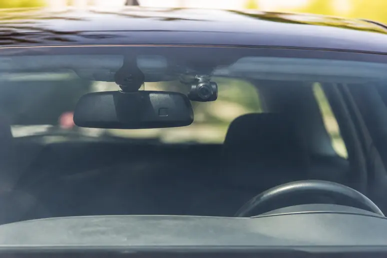 Appareil de mesure de vitesse discret installé sur le pare-brise d'un véhicule banalisé.