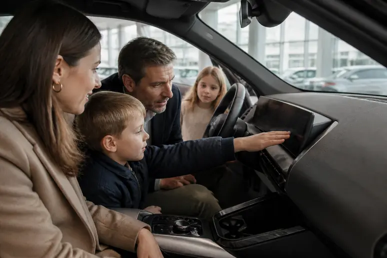 Famille française admirant le tableau de bord high-tech d'un bmw crossover x3.