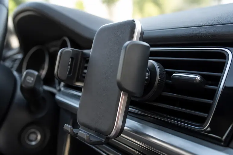 Support de smartphone fixé sur l'aération d'un tableau de bord automobile pour le guidage