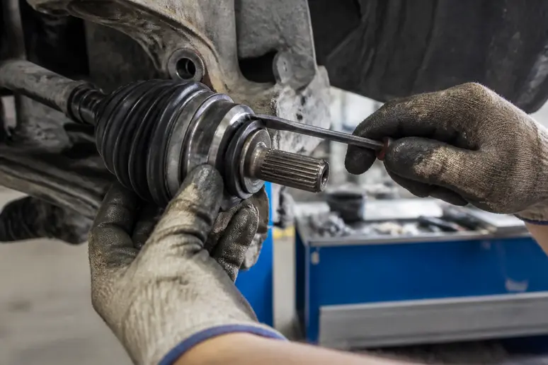 Remplacement d'un capuchon anti poussiere transmission par un professionnel outillé.