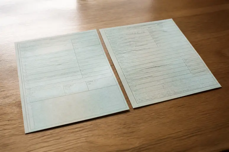 Les volets Teil I et Teil II de la carte grise allemande posés sur un bureau