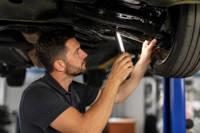 Un contrôleur technique examinant un véhicule lors du contrôle technique allemand TÜV