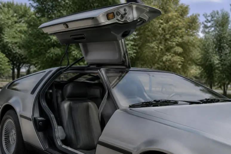 Carrosserie en acier inoxydable brossé et porte papillon d'une DeLorean DMC-12 classique