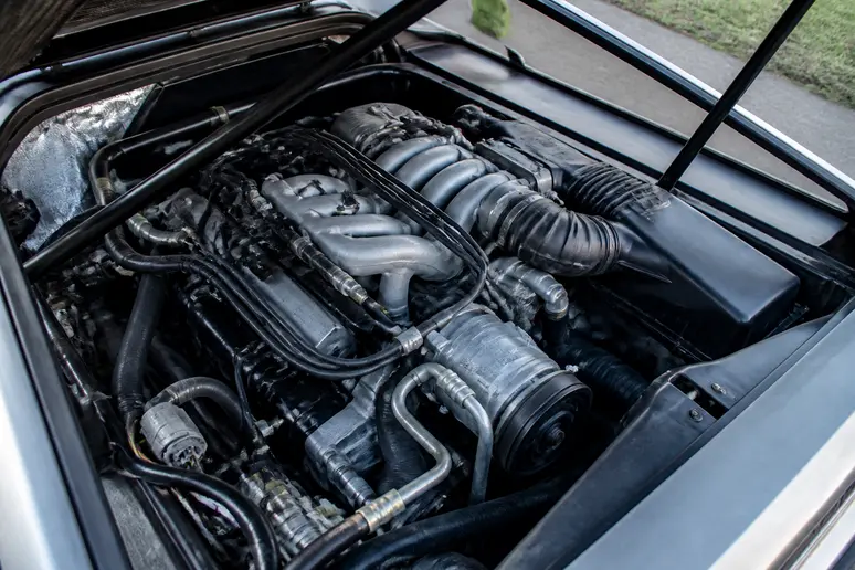 Compartiment moteur V6 PRV de 2,85 litres sous le capot arrière d'une DeLorean DMC-12