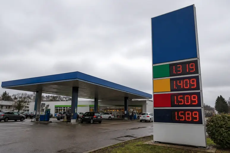 Panneau de prix des carburants dans une station lors de la suspension du diesel excellium