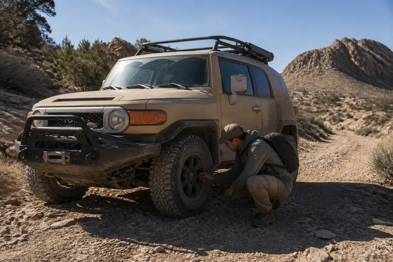 Un Toyota FJ Cruiser robuste sur un sentier rocailleux, prêt pour l'aventure tout-terrain, avec le fuji cruiser.