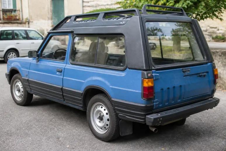 Matra Rancho station wagon garée montrant sa carrosserie spécifique et sa galerie de toit