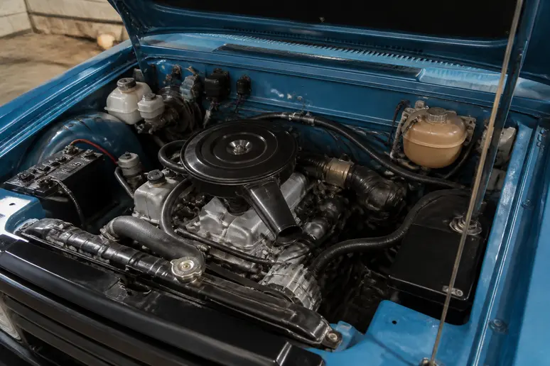Moteur Poissy quatre cylindres sous le capot d'une Matra Rancho classique
