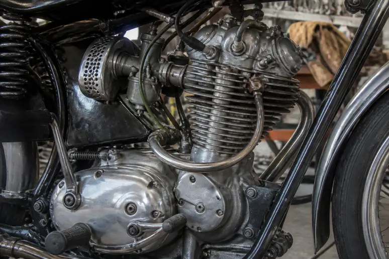 Moteur bicylindre d'une motocyclette italienne de collection dans son jus d'époque