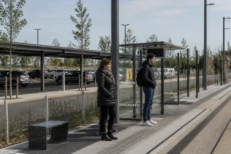 Station de transport en commun près du parking de covoiturage Vinci Autoroutes La Chapelle-Saint-Mesmin, alternative de mobilité.
