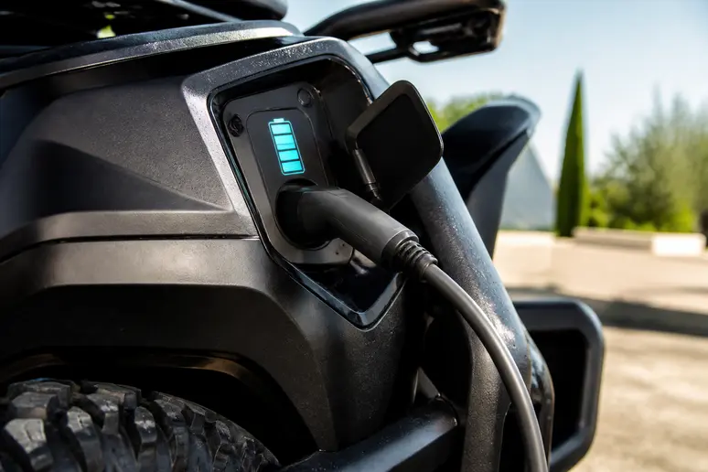Indicateur de charge sur un quad electrique adulte moderne, détaillant technologique.