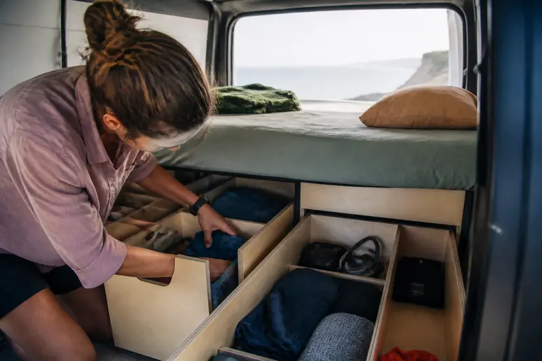 Organisation des rangements à bord d'un van aménagé pour un road trip au Portugal