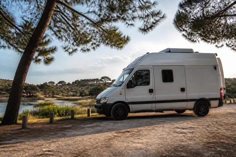 Stationnement nocturne d'un van aménagé sur un emplacement autorisé lors d'un road trip au Portugal