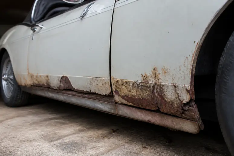 Inspection de la corrosion sur les bas de caisse d'une talbot samba convertible ancienne