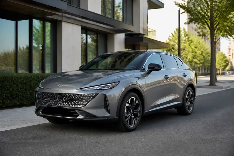 SUV coupé moderne garé le long d'une avenue urbaine contemporaine en plein jour