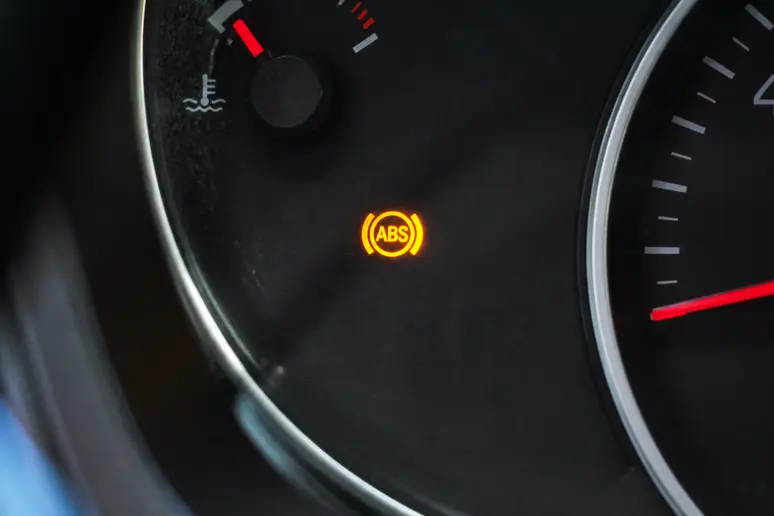 Voyant orange voiture dans un cercle avec la mention ABS allumé sur le tableau de bord