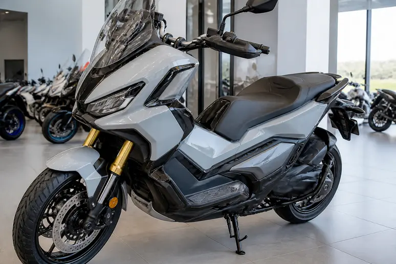 Scooter crossover Honda neuf exposé dans un hall de concession lumineuse