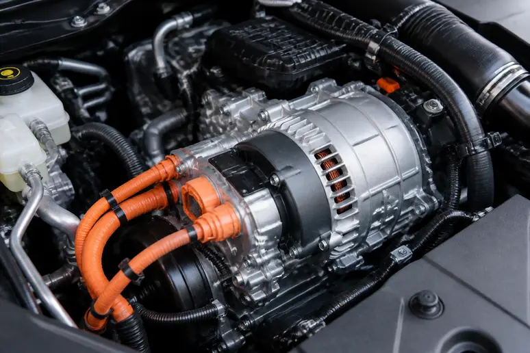 Alterno-démarreur 48V et câblage spécifique installés dans le compartiment moteur d'un véhicule.