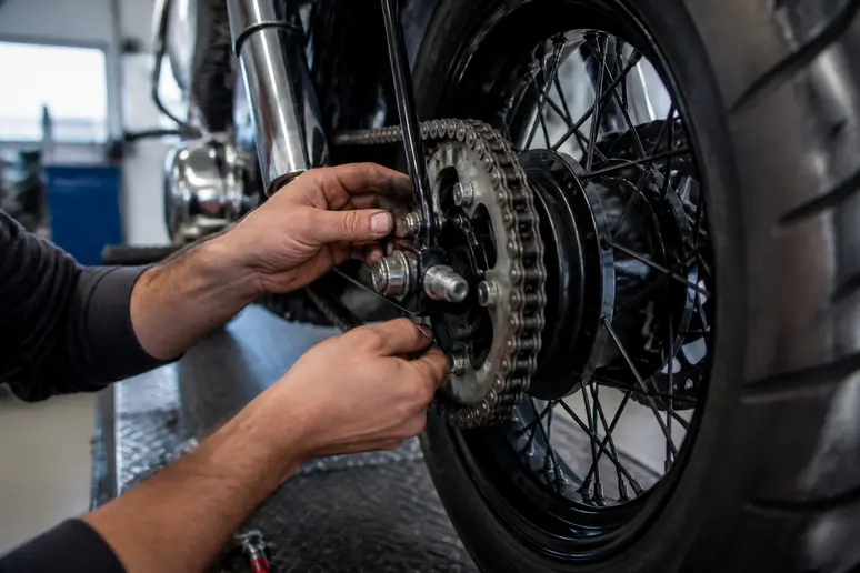 Contrôle de l'usure de la transmission et de la chaîne sur une honda shadow 125 d'occasion