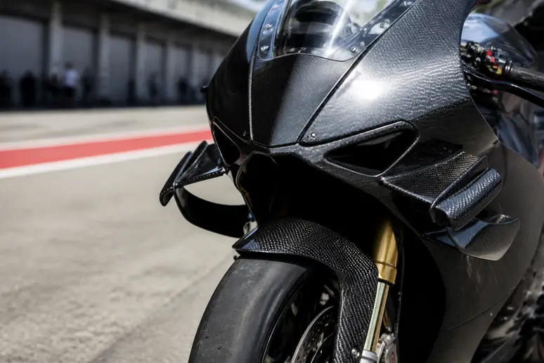 Moto de piste non homologuée avec ailerons aérodynamiques en carbone sur circuit fermé