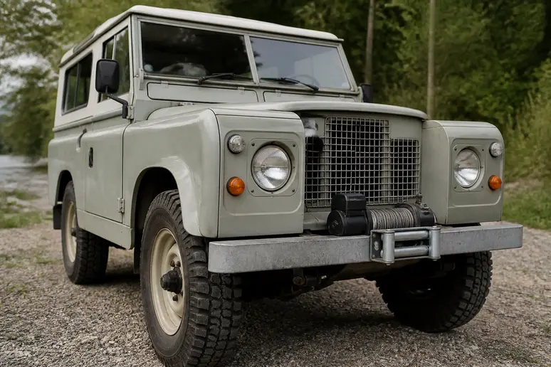 Véhicule tout-terrain classique en aluminium équipé pour reconnaître un landiste sur un chemin