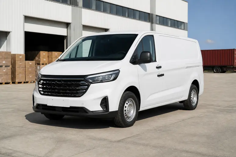Un fourgon Maxus utilitaire stationné devant un entrepôt de logistique en extérieur