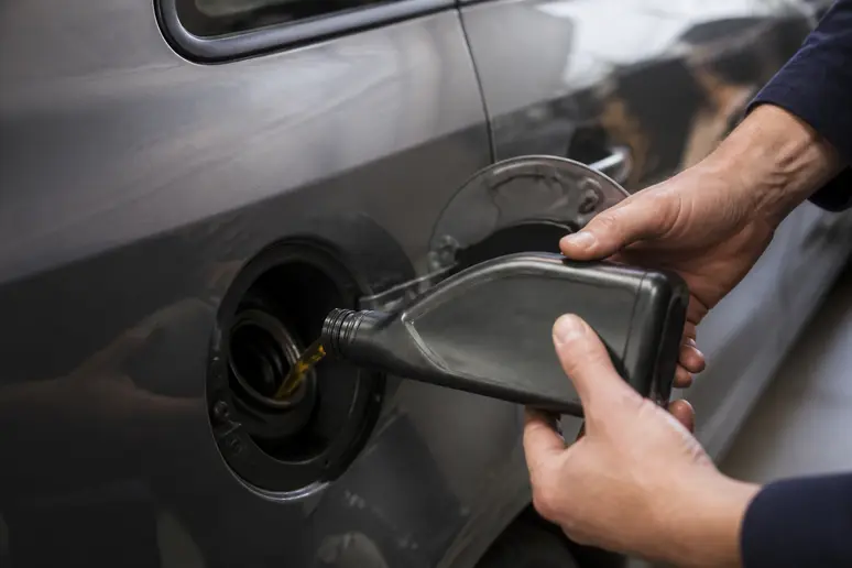 Versement d'un additif de nettoyage injecteur diesel directement dans le réservoir du véhicule.