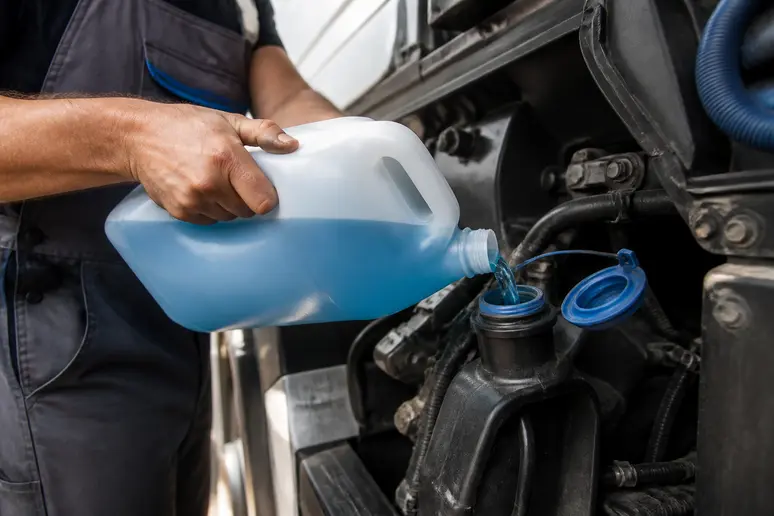 Intervention sous le capot d'un utilitaire Toyota Proace diesel pour le remplissage du réservoir AdBlue