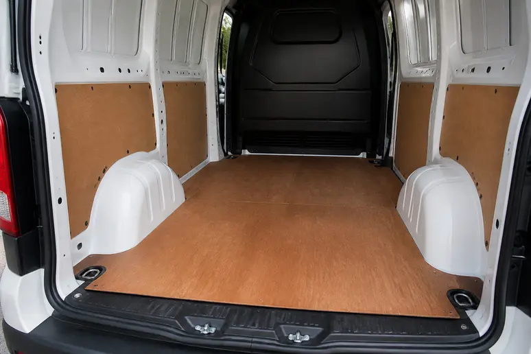 Vue intérieure du compartiment de chargement d'un fourgon utilitaire avec plancher plat