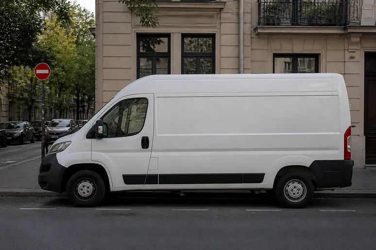 Véhicule utilitaire stationné le long d'un trottoir urbain illustrant son gabarit routier