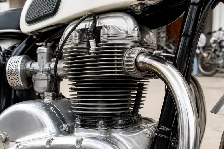 Moteur monocylindre deux-temps à ailettes d'une moto ancienne de collection