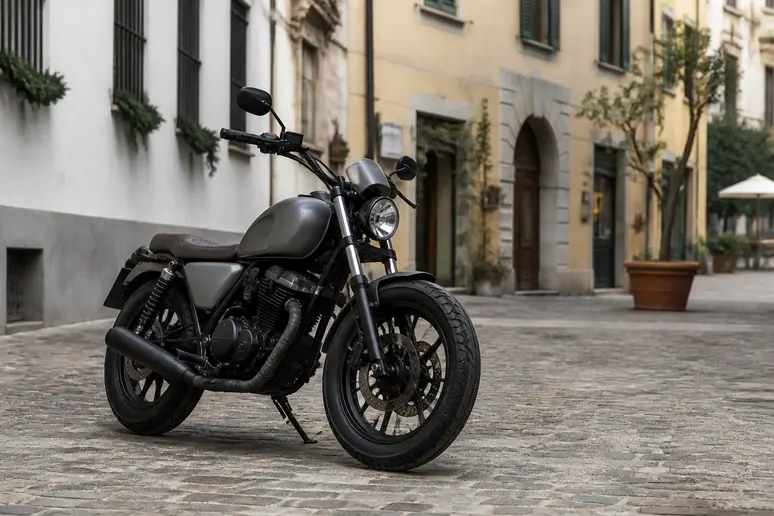 Moto custom 125 cm3 moderne stationnée en ville pour un usage routier quotidien