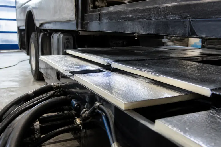 Isolation thermique renforcée et double plancher d un camping-car de luxe en atelier