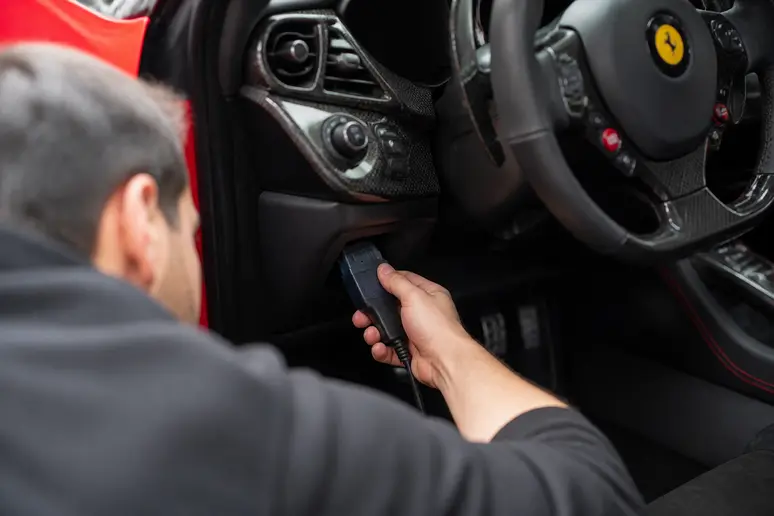 Branchement d'un outil de diagnostic sur une Maserati MC12 pour contrôler l'embrayage Cambiocorsa et l'usure de la transmission.