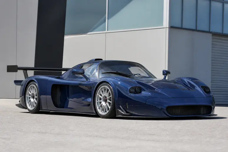 Carrosserie en fibre de carbone d'une Maserati MC12 exposant les performances du moteur V12 de Modène.