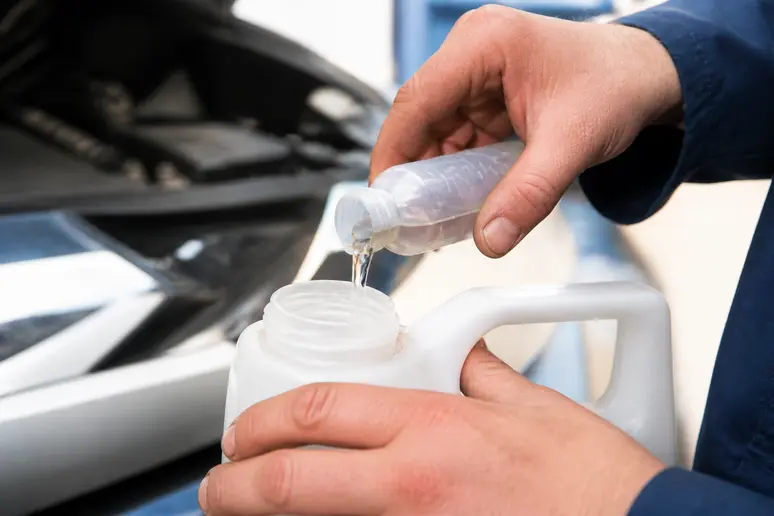 Utilisation d'un flacon doseur pour verser l'additif anti-cristallisant AdBlue dans un bidon